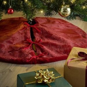NEW Martha Stewart 60" Reversible Luxurious Faux Fur Christmas Tree Skirt Red